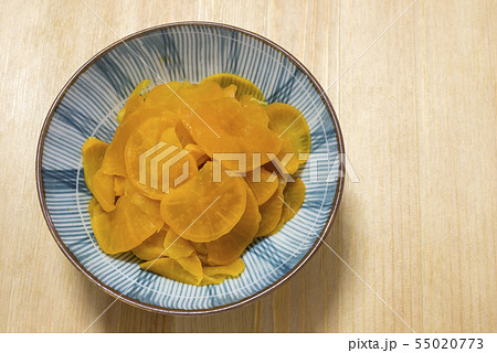 小鉢に盛ったたくあん 55020773