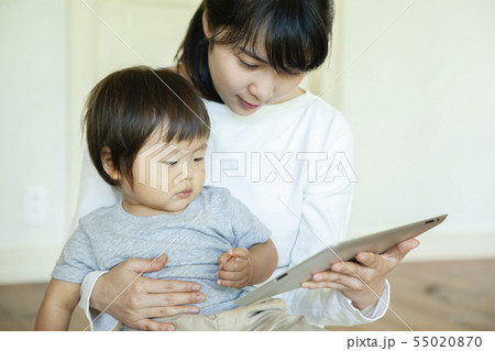 タブレット端末で遊ぶ親子 55020870
