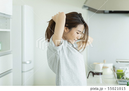 若い女性 55021015