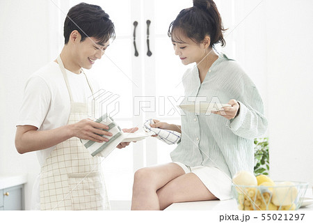 カップル　ライフスタイル 55021297