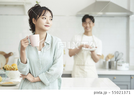 カップル　ライフスタイル 55021371