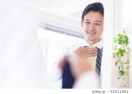 男性　身支度　朝　ネクタイ選び 55021901