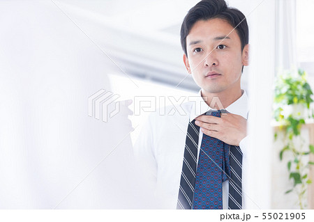 男性　身支度　朝　ネクタイ選び 55021905