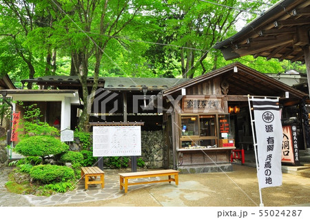 塩原温泉　源三窟の参観券売り場付近と新緑 55024287