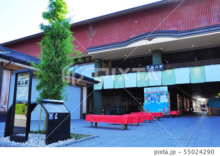 京都の町並み　早朝の嵐電嵐山駅前 55024290