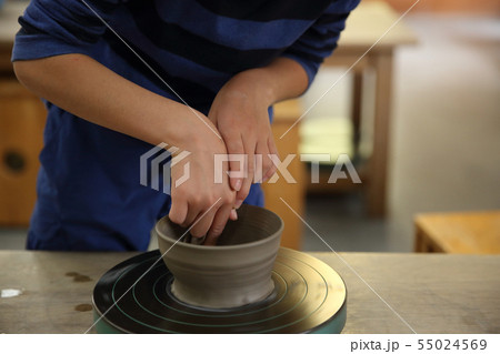 陶芸をする子ども 陶芸をする子ども 55024569