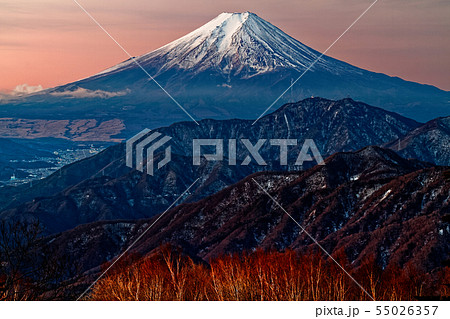 雁ヶ腹摺山から見る夜明けの富士山の写真素材