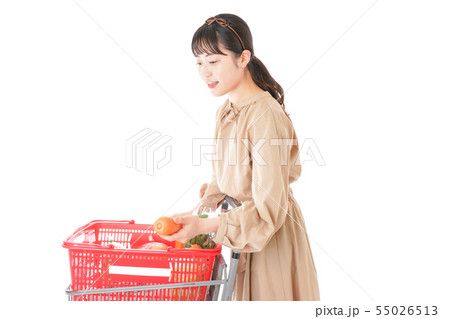 スーパーで食料品の買い物をする若い女性 55026513