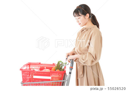 スーパーで食料品の買い物をする若い女性 スーパーで食料品の買い物をする若い女性 55026520