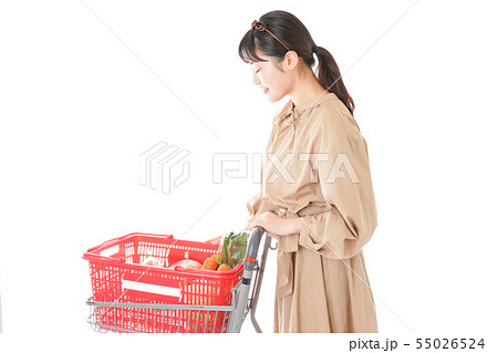 スーパーで食料品の買い物をする若い女性 55026524