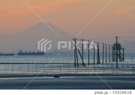 夕焼けの海中電柱と富士山 夕焼けの海中電柱と富士山 55026618