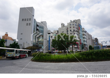 JR荻窪駅と駅前のロータリー 55026695