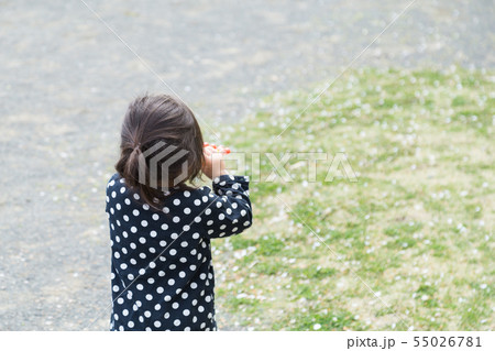 しゃぼん玉で遊ぶ幼児 しゃぼん玉で遊ぶ幼児 55026781