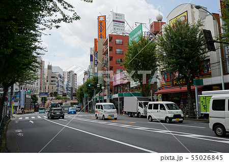 JR荻窪駅付近　青梅街道の往来 55026845
