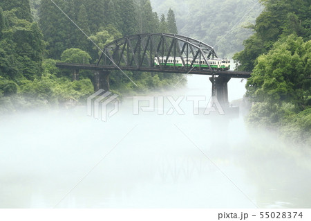 川霧の只見線 55028374