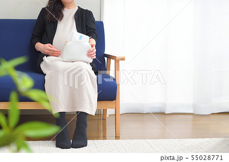 ナプキンを持つ妊婦　おしるし 55028771