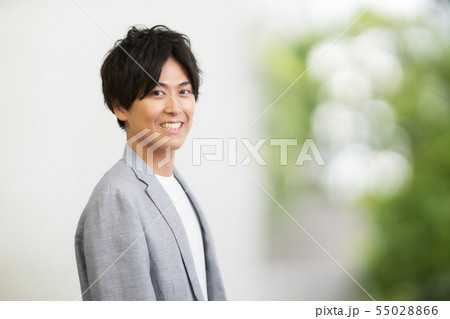 笑顔の20代男性 55028866