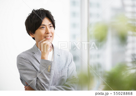 窓辺に立つ20代男性 窓辺に立つ20代男性 55028868