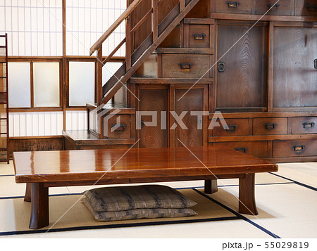 風景町家写真 昭和の町家 茶の間と階段のある風景 55029819