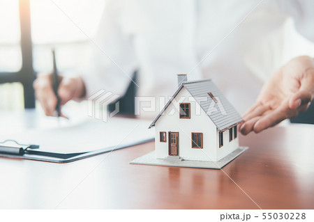 House model with real estate agent and customer House model with real estate agent and customer 55030228