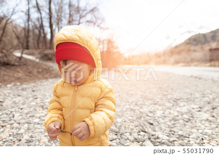 Boys wear yellow sweaters and red wool hat 55031790