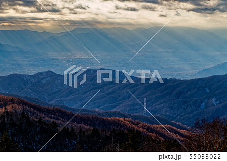 大菩薩連嶺から見る光差す甲府盆地の街並み 55033022