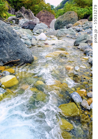 初秋の子滝川（縦） 55033279