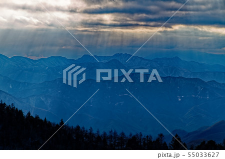 大菩薩連嶺から見る光芒と山並み 55033627