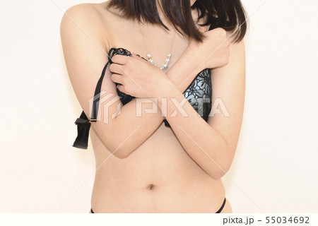 着替える女性 55034692