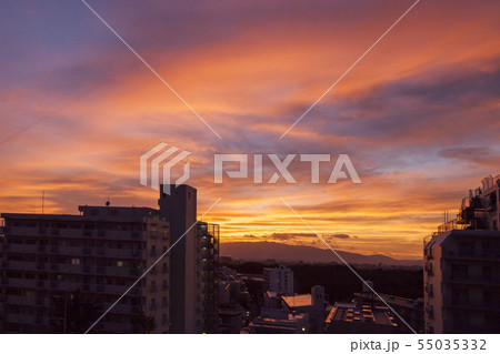 暮れなずむ街風景・夕焼け風景 55035332