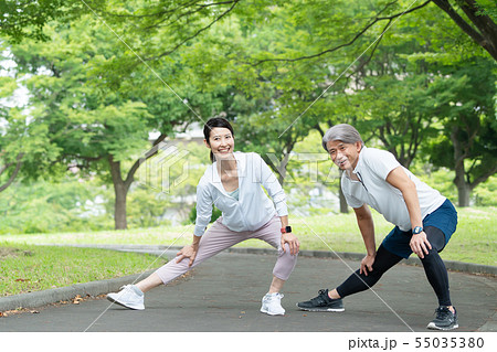 ジョギング ミドル夫婦 カップル エクササイズ イメージ 55035380