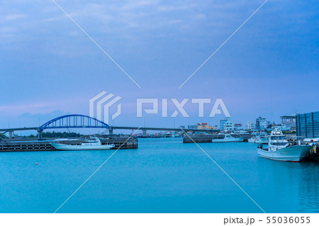 沖縄 石垣島 登野城漁港から見るサザンゲートブリッジ 沖縄 石垣島 登野城漁港から見るサザンゲートブリッジ 55036055