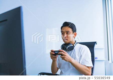 [eスポーツのイメージ] 日々の練習・検討を欠かさないプロゲーマーの日常シーン 55036549
