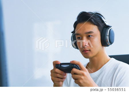 [eスポーツのイメージ] 日々の練習・検討を欠かさないプロゲーマーの日常シーン 55036551