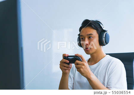 [eスポーツのイメージ] 日々の練習・検討を欠かさないプロゲーマーの日常シーン 55036554