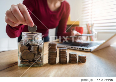 Business women are calculating daily expenses. 55039990