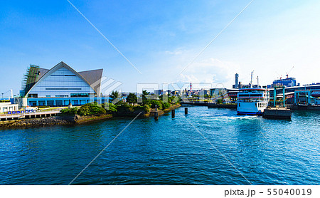 [鹿児島のイメージ][交通イメージ] 快晴の鹿児島港と桜島フェリーターミナルの風景 55040019