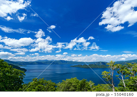 【青森県十和田湖】春の十和田湖：発荷峠展望台から眺める新日本八景十和田湖の大パノラマ 55040160