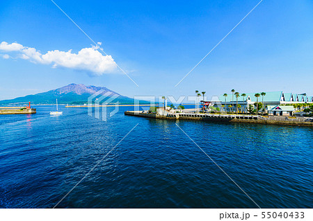[鹿児島のイメージ][交通イメージ] 快晴の桜島と鹿児島港の風景 55040433