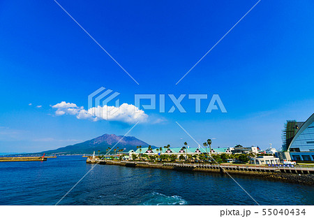 [鹿児島のイメージ][交通イメージ] 快晴の桜島と鹿児島港の風景 55040434