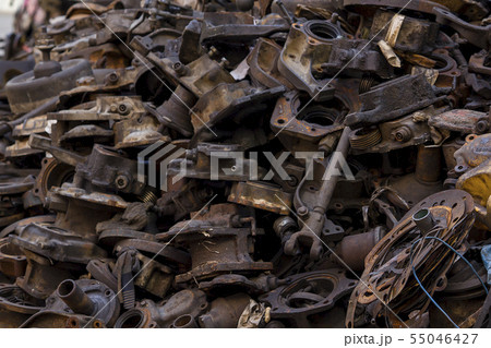 Many old rusted bearings 55046427