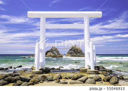 福岡県 糸島市  美しい二見ヶ浦の海と夫婦岩 55046913