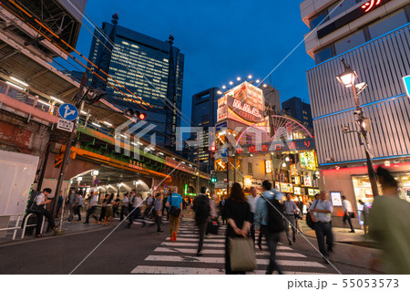 日本の東京都市景観 新橋の飲み屋街 55053573