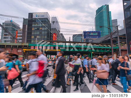 日本の東京都市景観　新橋駅日比谷口前や新橋駅、汐留のオフィスビルなどを望む 55053679