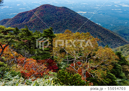 秋色の那須岳稜線から見る黒尾谷岳 55054703
