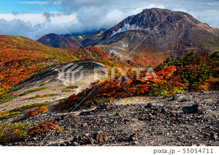 那須連峰・南月山から見る紅葉の茶臼岳 55054711