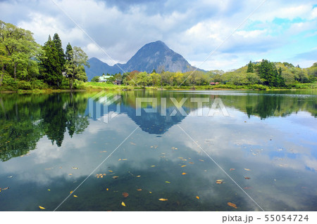 高浪の池に映る明星山 55054724