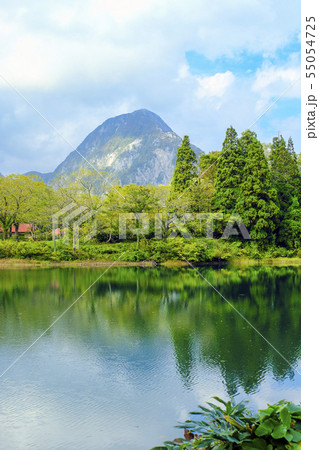高浪の池に映る明星山（縦） 55054725