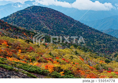 那須連峰・南月山から見る紅葉の白笹山 55054778
