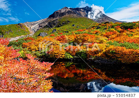 姥ヶ平の池から見る紅葉の那須連峰・茶臼岳 姥ヶ平の池から見る紅葉の那須連峰・茶臼岳 55054837